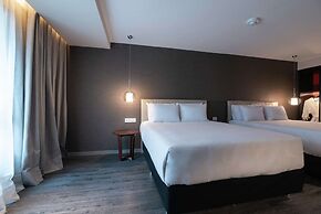 SORO Montevideo, Curio Collection by Hilton