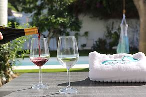 Villas By Seric,15' walking to the beach