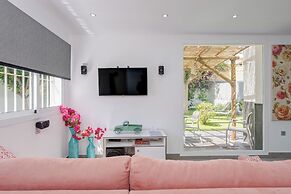 Villas By Seric,15' walking to the beach