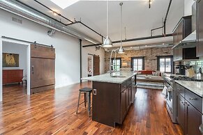 Luxurious Million-dollar Condo w/ Perfect Location