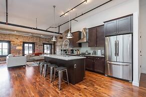 Luxurious Million-dollar Condo w/ Perfect Location