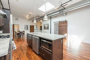 Luxurious Million-dollar Condo w/ Perfect Location