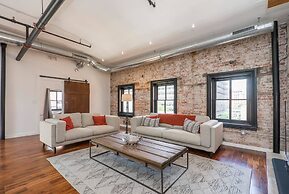 Luxurious Million-dollar Condo w/ Perfect Location