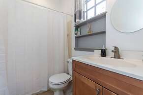 Rittenhouse Gem - One Bedroom w Patio and Parking