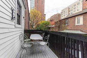 Rittenhouse Gem - One Bedroom w Patio and Parking