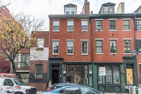 Rittenhouse Gem - One Bedroom w Patio and Parking