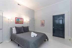 Rittenhouse Gem - One Bedroom w Patio and Parking
