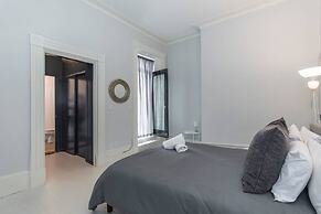 Rittenhouse Gem - One Bedroom w Patio and Parking
