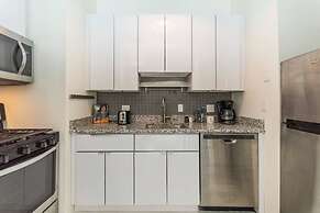 Rittenhouse Gem - One Bedroom w Patio and Parking