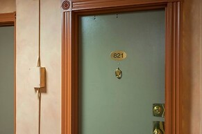 Location, Location, Location! Gym! Great Views!