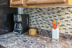 Perfect Downtown Apt w/ Free 2 Car Parking