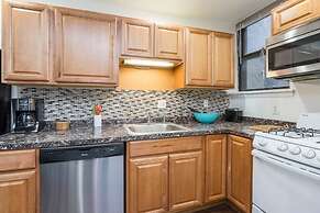 Perfect Downtown Apt w/ Free 2 Car Parking