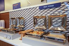 Holiday Inn Express & Suites Beloit by IHG