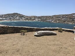 The Corfos Hills House