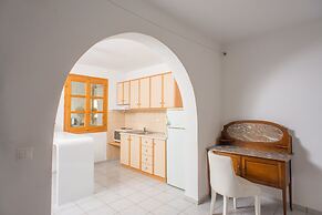 The Corfos Hills House