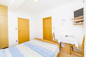 Apartments and Rooms Iva