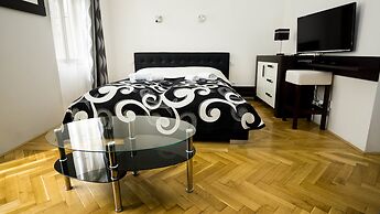Black & White Apartment by Wenceslas Sq.