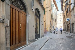 Romantic Pitti by Mmega