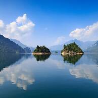 Ba Be Lakeside Bungalow