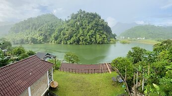 Ba Be Lakeside Bungalow