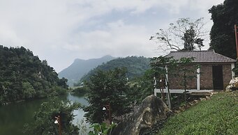 Ba Be Lakeside Bungalow