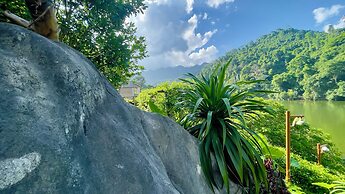 Ba Be Lakeside Bungalow