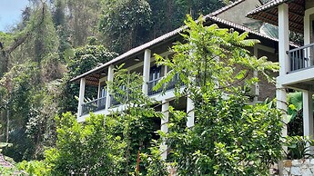 Ba Be Lakeside Bungalow