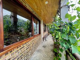 Ba Be Lakeside Bungalow