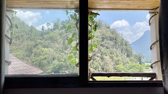 Ba Be Lakeside Bungalow