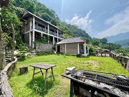 Ba Be Lakeside Bungalow