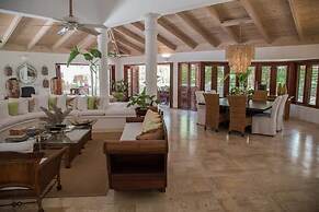 5BR 4.5BA Las Piñas CdC Villa by ASVR