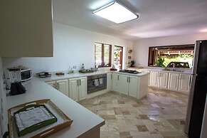 5BR 4.5BA Las Piñas CdC Villa by ASVR