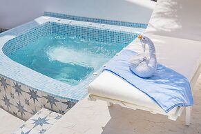 Starlight Luxury Seaside Villa & Suites