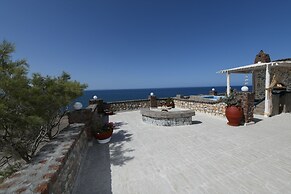 Starlight Luxury Seaside Villa & Suites