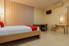 RedDoorz Plus near Pantai Malalayang Manado