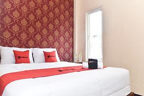 RedDoorz Syariah near Batu Night Spectacular