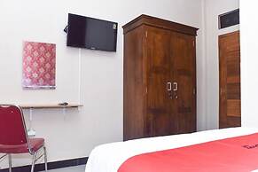 RedDoorz Syariah near Batu Night Spectacular