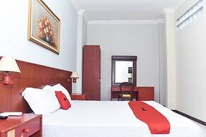 RedDoorz near Kampung Warna Warni