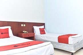 RedDoorz near Kampung Warna Warni