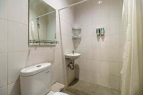 RedDoorz Plus near Exit Toll Puncak 2