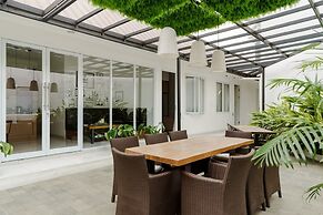 RedDoorz Plus near Exit Toll Puncak 2