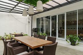 RedDoorz Plus near Exit Toll Puncak 2