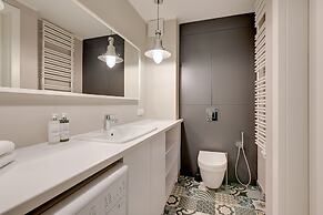 Aura by Downtown Apartments