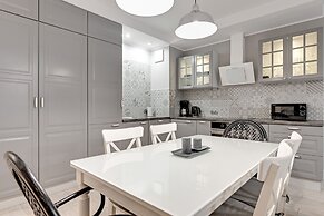 Aura by Downtown Apartments