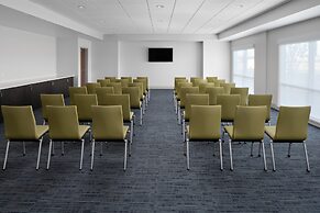 Holiday Inn Express & Suites Elkhorn - Lake Geneva Area by IHG