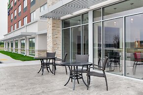 Holiday Inn Express & Suites Elkhorn - Lake Geneva Area by IHG