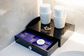 Vincent Halong Hotel