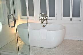 Simonton Court Historic Inn & Cottages