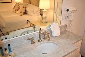 Simonton Court Historic Inn & Cottages