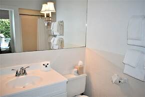 Simonton Court Historic Inn & Cottages